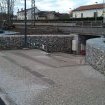  Réalisation de murs de soutènement en gabions et de trottoirs en béton désactivé.